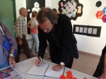 Pierre Vasarely signant notre Livre d'Or